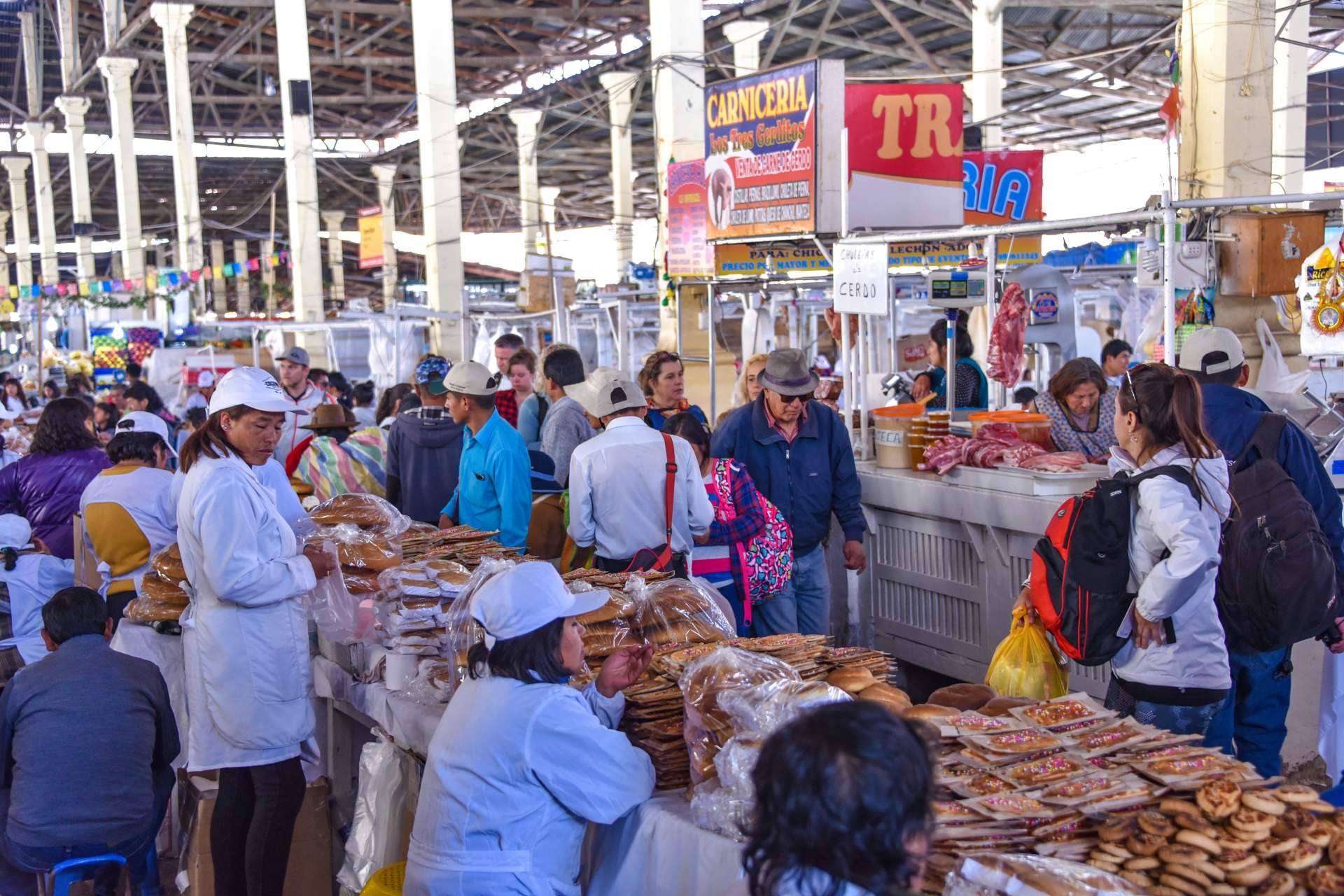 Mercado de San Pedro, el alma de Cusco reflejada en frutas, hierbas y costumbres