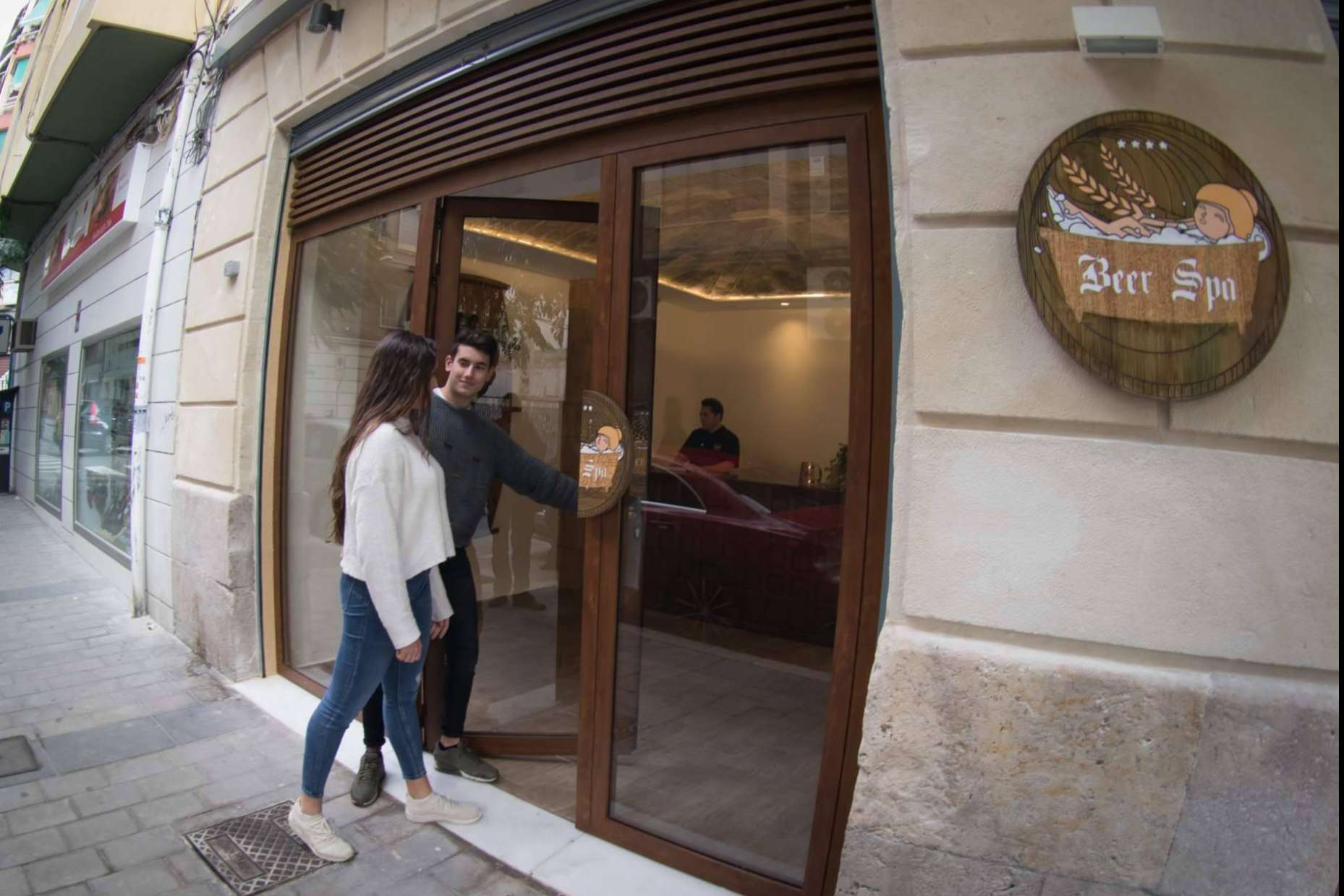 Beer Spa presenta su nueva experiencia de relajación para parejas con cerveza gratuita este verano