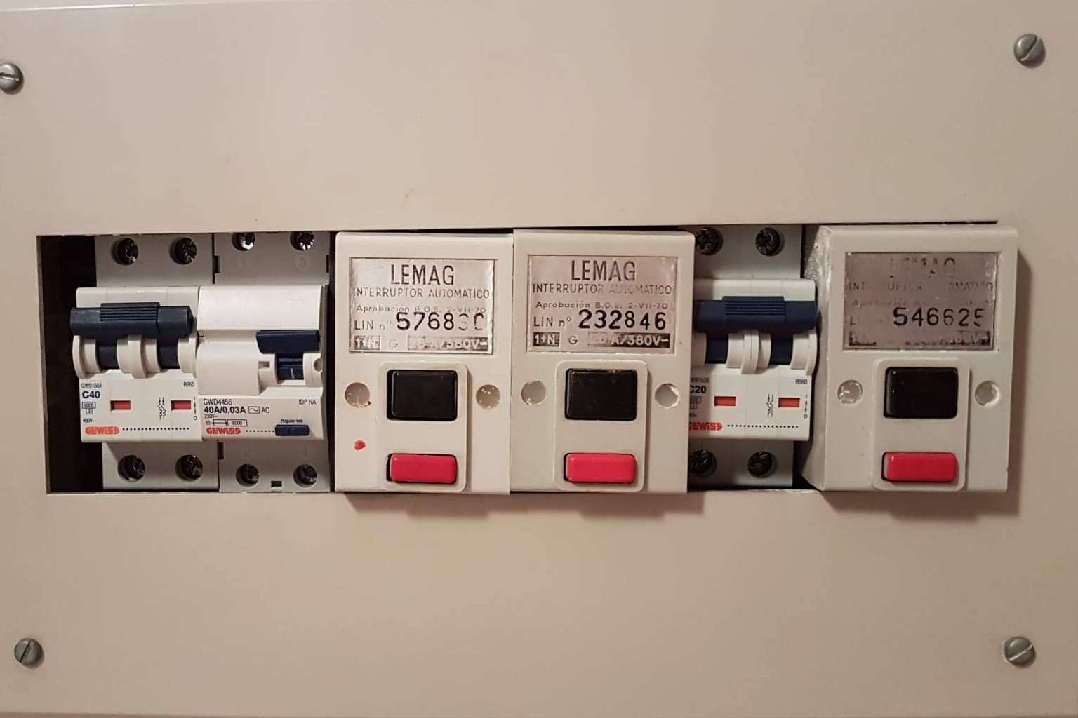 SaVeLeC, antenista en Valencia y Catarroja, especializado en antenas TDT y parabólicas con servicio urgente