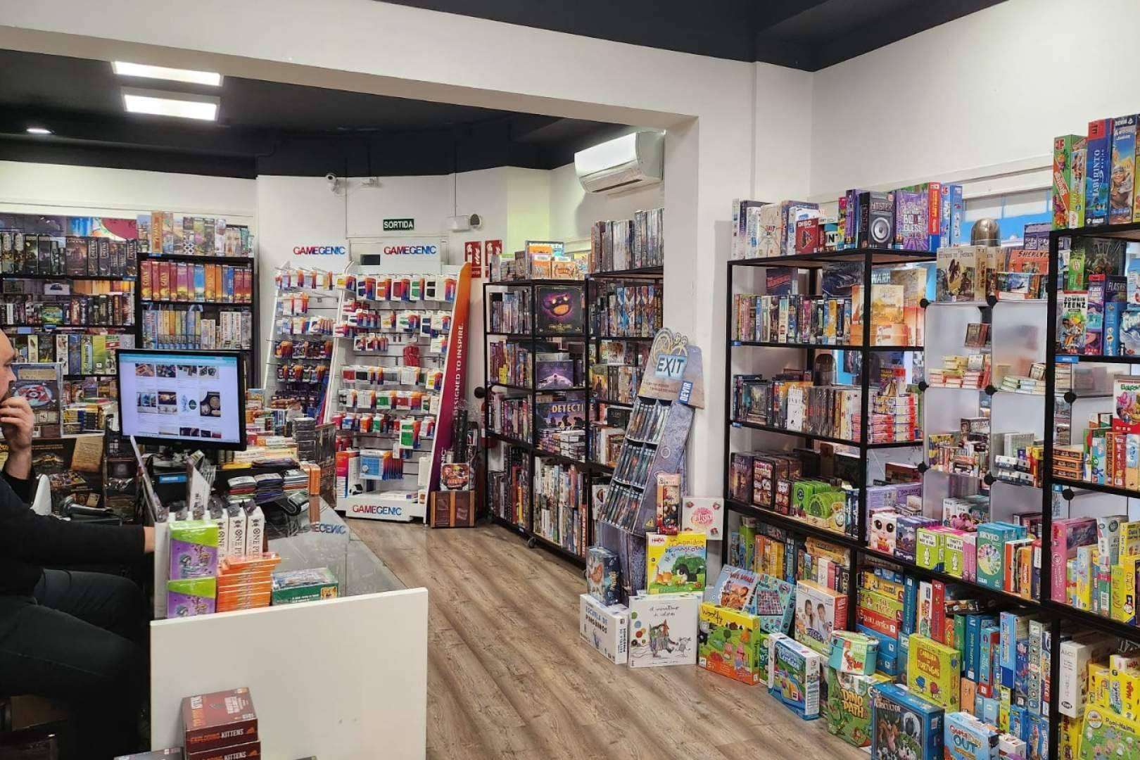 Mathom ofrece una amplia selección de juegos de mesa y cartas coleccionables