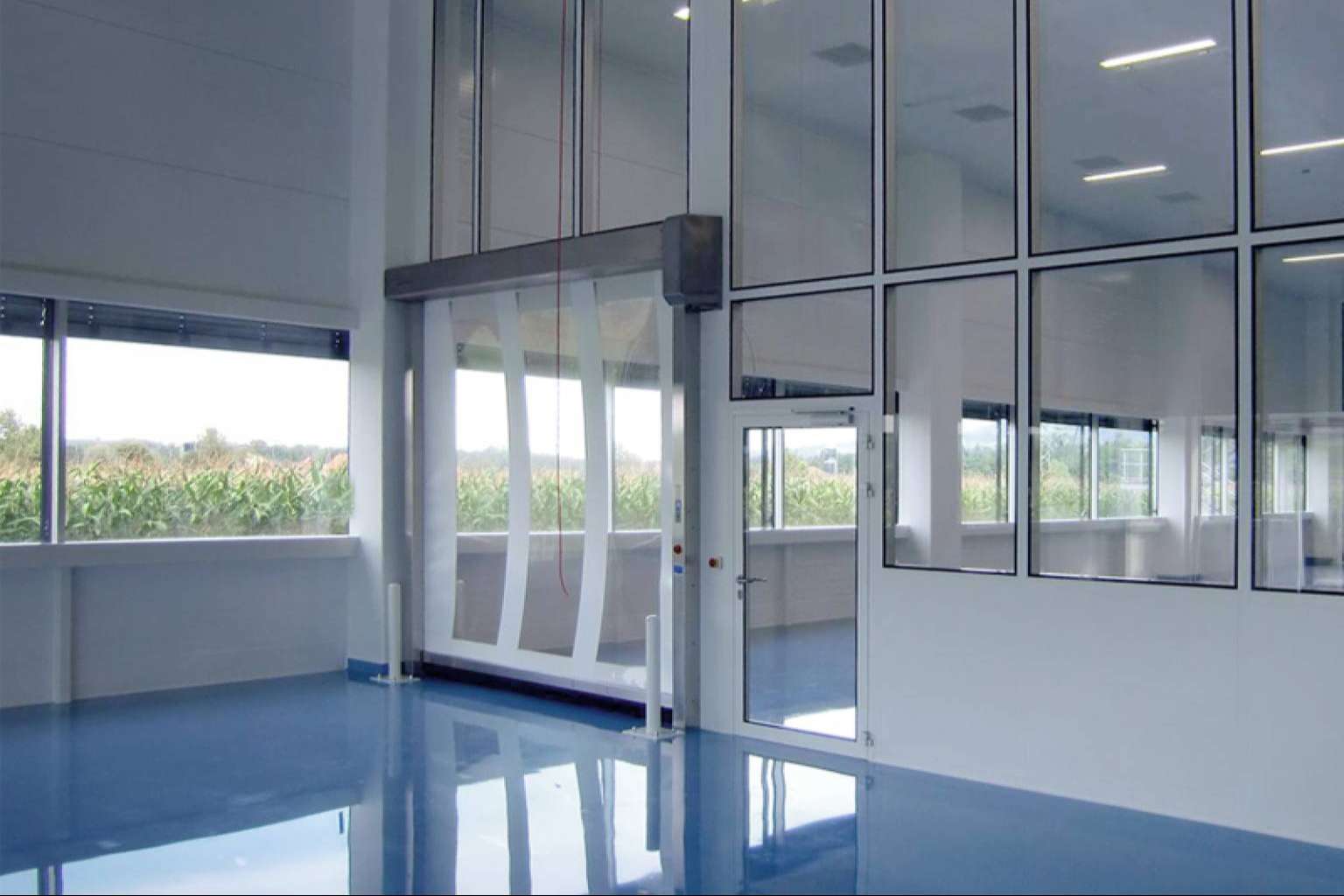 Nuevas puertas rápidas para salas blancas de ASSA ABLOY mejoran la seguridad y la higiene industrial