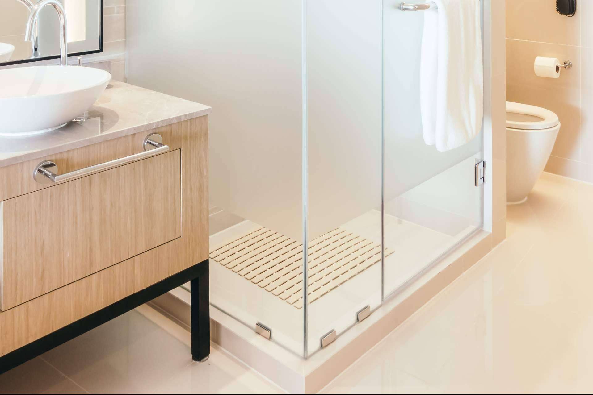 Los platos de ducha ganan protagonismo en las reformas de baño por su diseño y funcionalidad