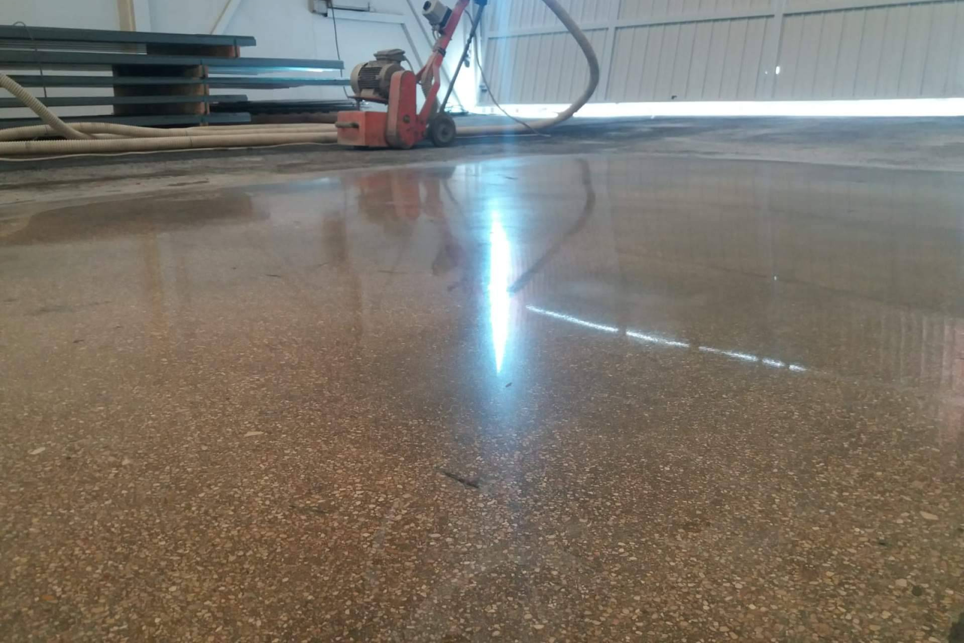 Rendimiento y estética en pavimentos industriales gracias al micro pulido de Serviarnau