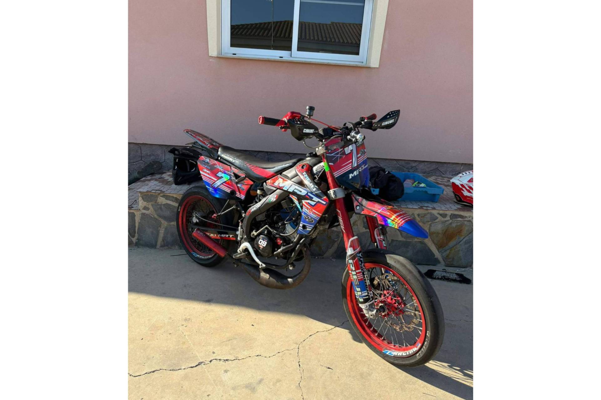 ADHESIVOSEMBARRADOS triunfa con sus adhesivos personalizados de moto