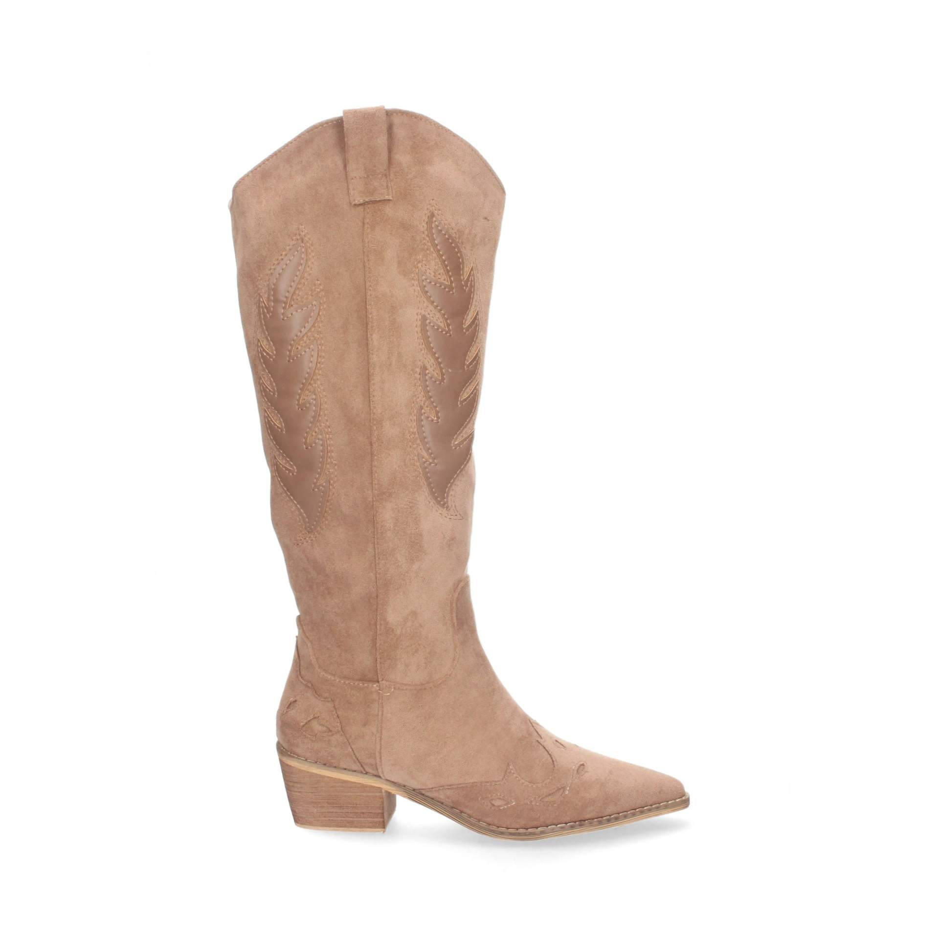 Calzados Gea presenta diferentes estilos en botas marrones para esta temporada