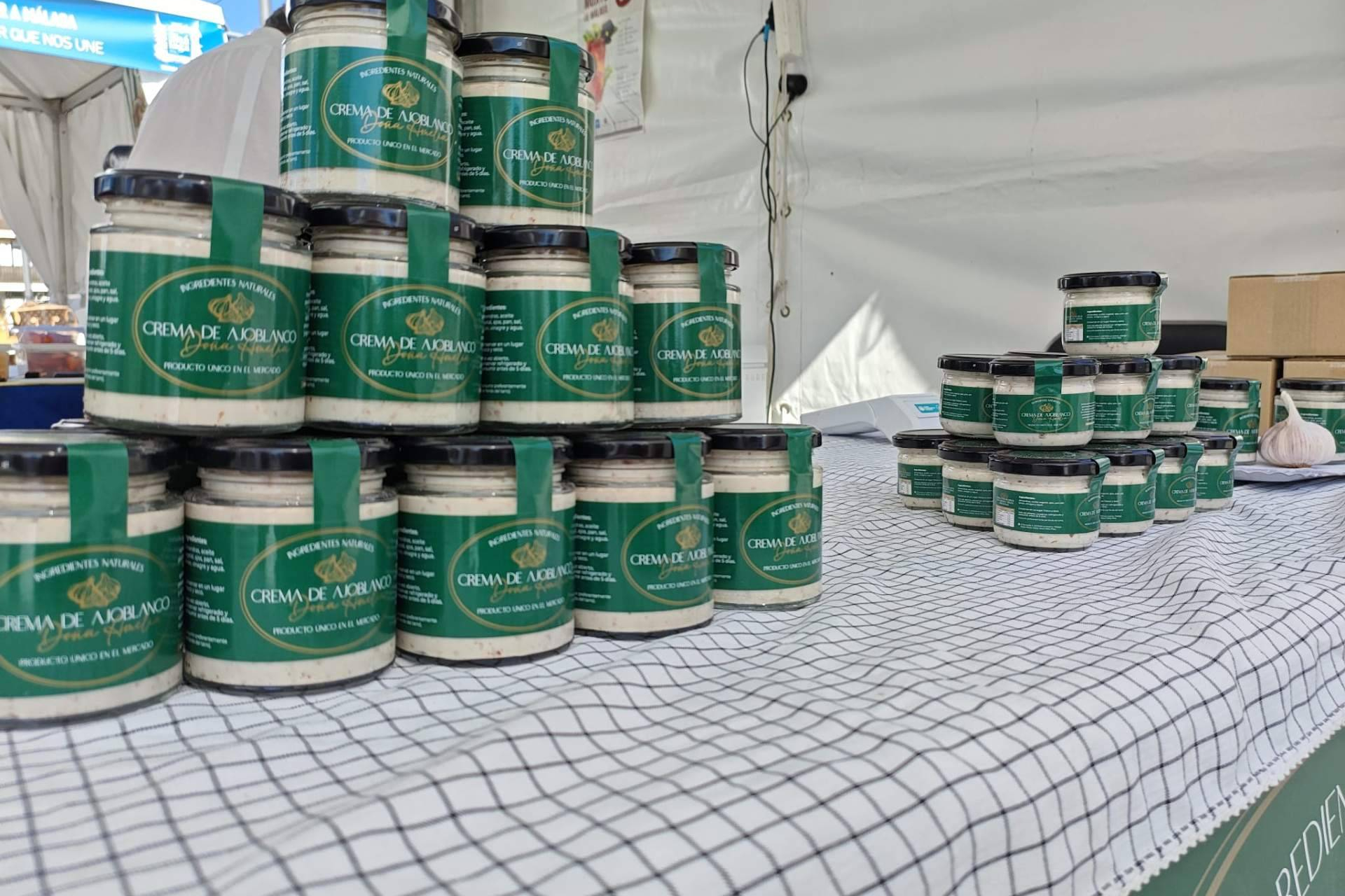 Doña Amelia elabora crema de ajoblanco artesanal con receta familiar centenaria en Málaga