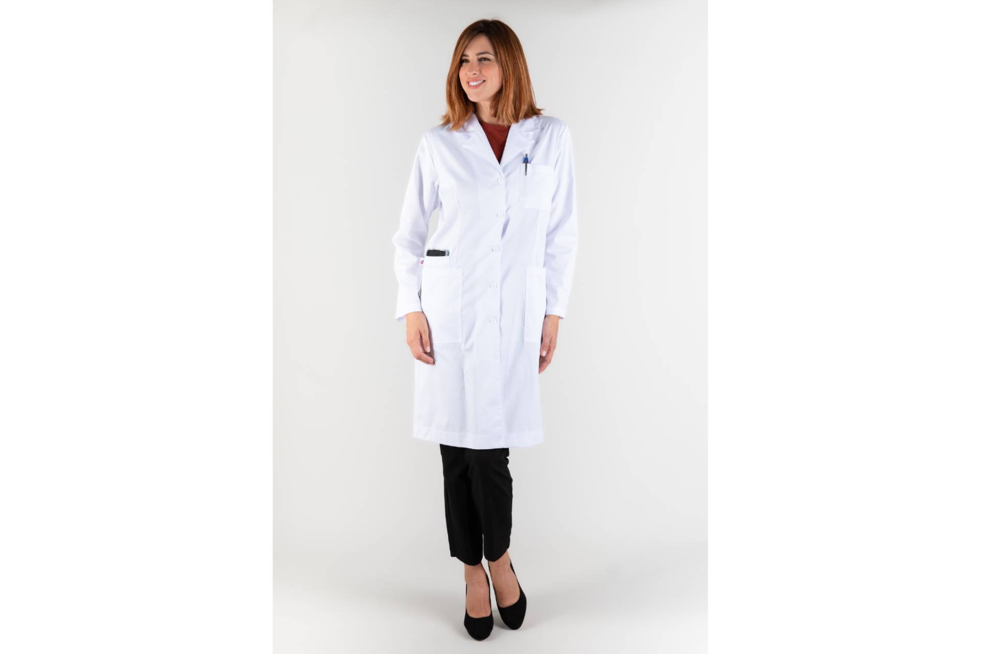 Bata de laboratorio mujer Fabricada en España; tejido resistente y silueta estilizada