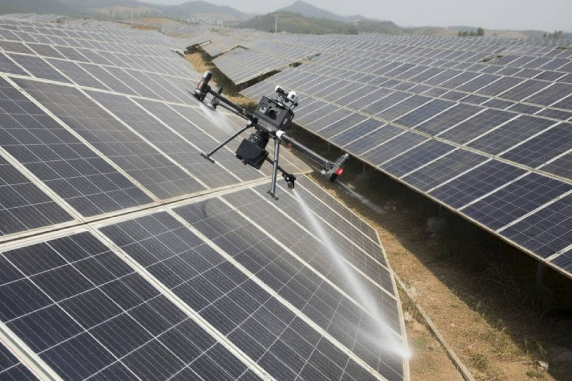 Innovación aérea con Galvañ Lacados; limpieza de fachadas y placas solares con drones