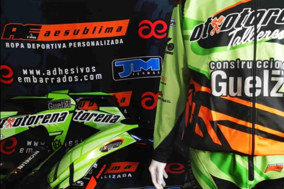 ADHESIVOSEMBARRADOS impulsa el diseño de equipaciones completas personalizadas para motoristas exigentes