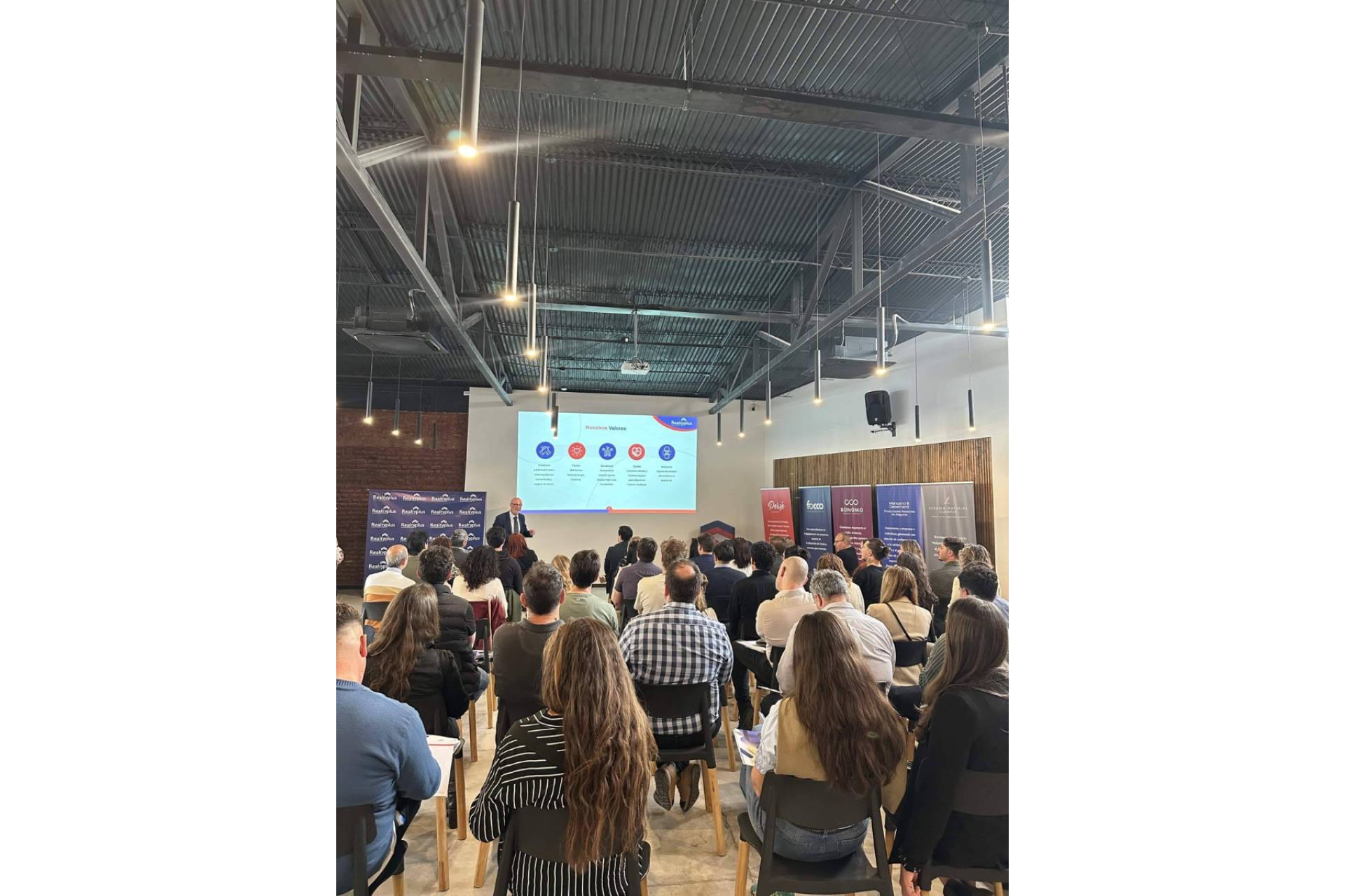 Impulsado por REALTYPLUS conecta propietarios rurales con compradores e inversores internacionales