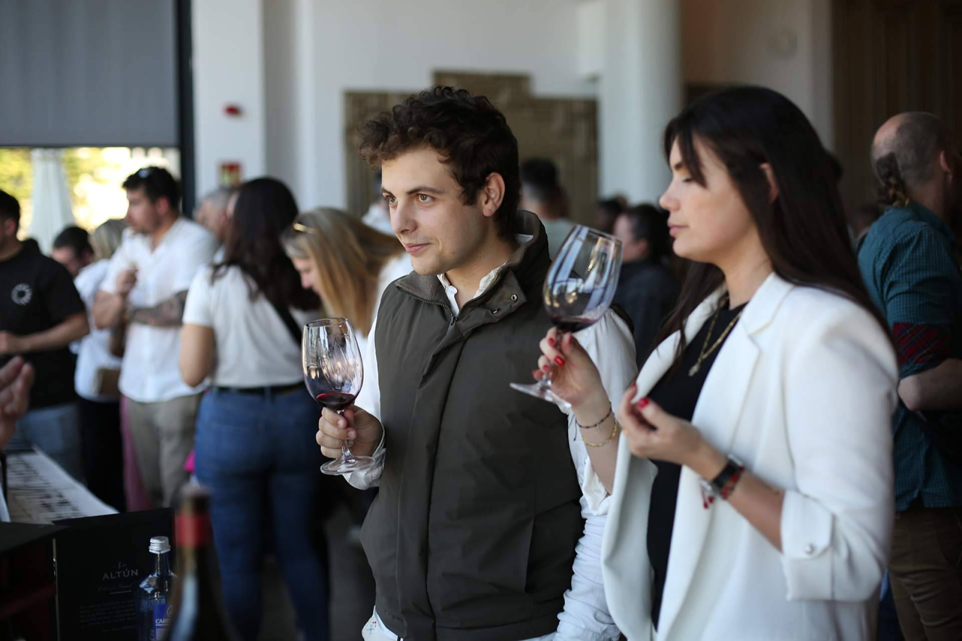 Hosteleros de toda Galicia se dan cita en INVINO 2025, el showroom organizado por Difersa & Prima Vinia