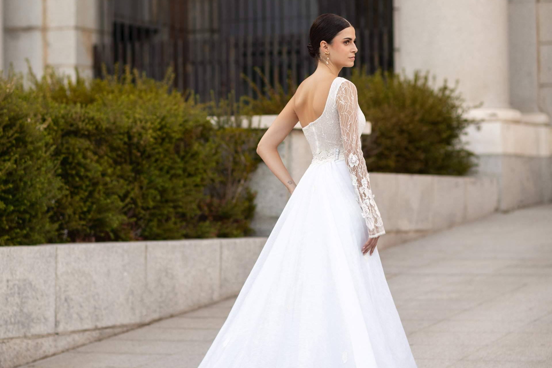 Desde Madrid, Luz Marina Cruz crea vestidos de novia a medida con alma y personalidad