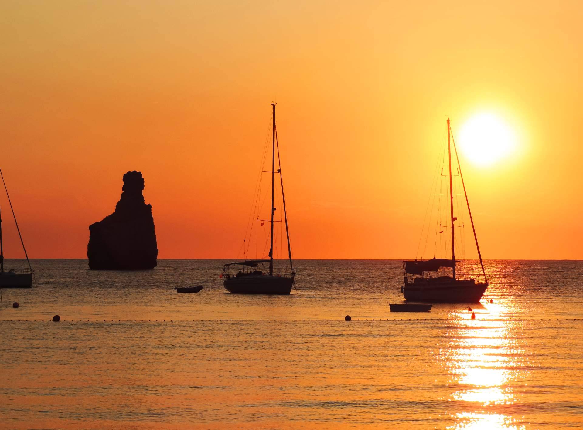 Formentera en otoño; alquiler de barcos para explorar la isla más tranquila del Mediterráneo