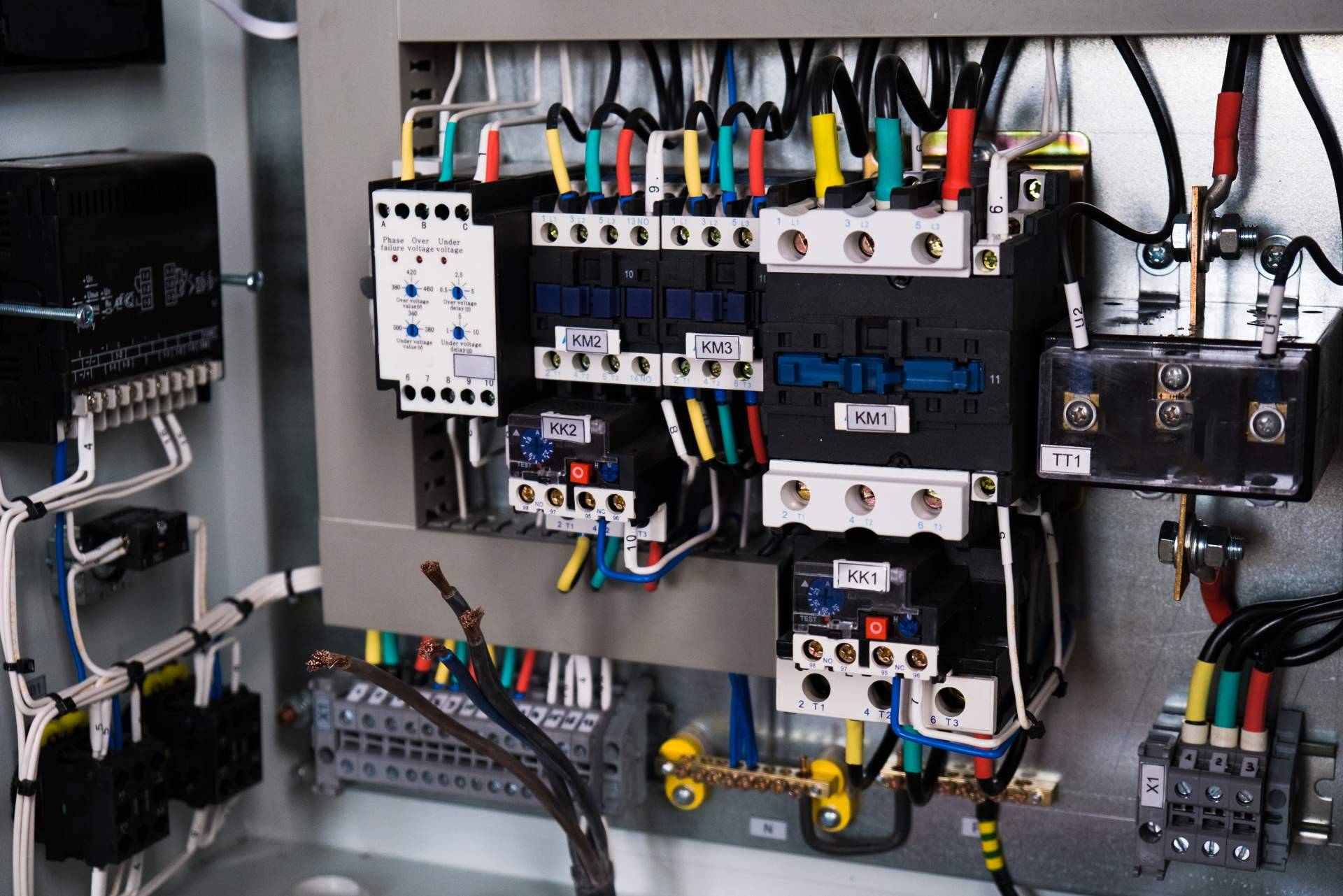 Cajas eléctricas para interior y exterior; versatilidad en instalaciones modernas