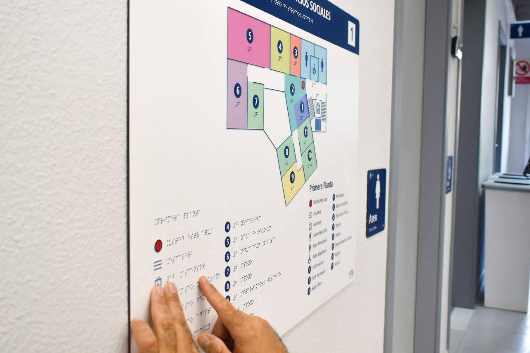 Soluciones de señalización inclusiva, Databraille aplica braille y altorrelieve para entornos accesibles