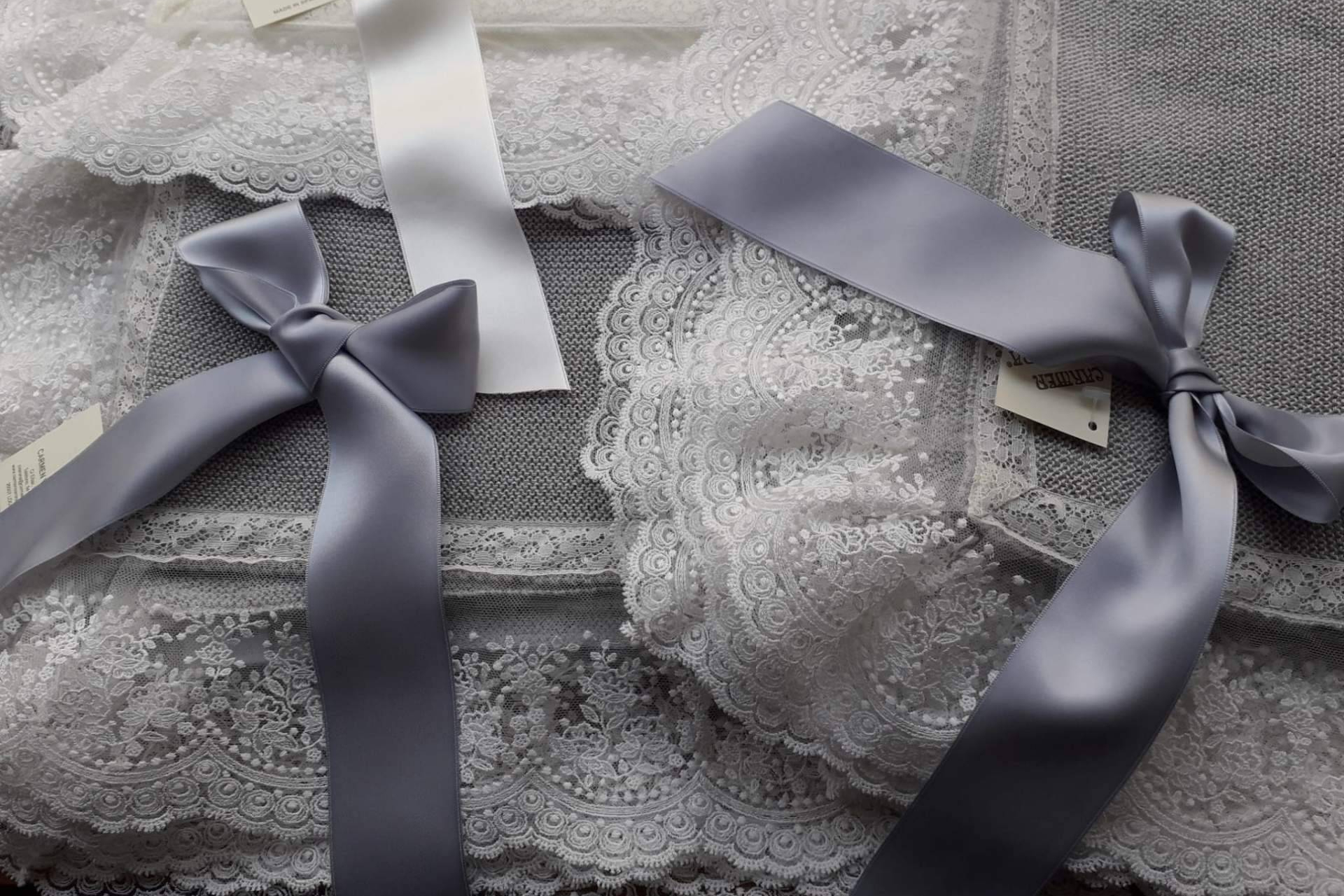 Carmen U. Varona viste los primeros pasos del bebé con diseño propio y tradición
