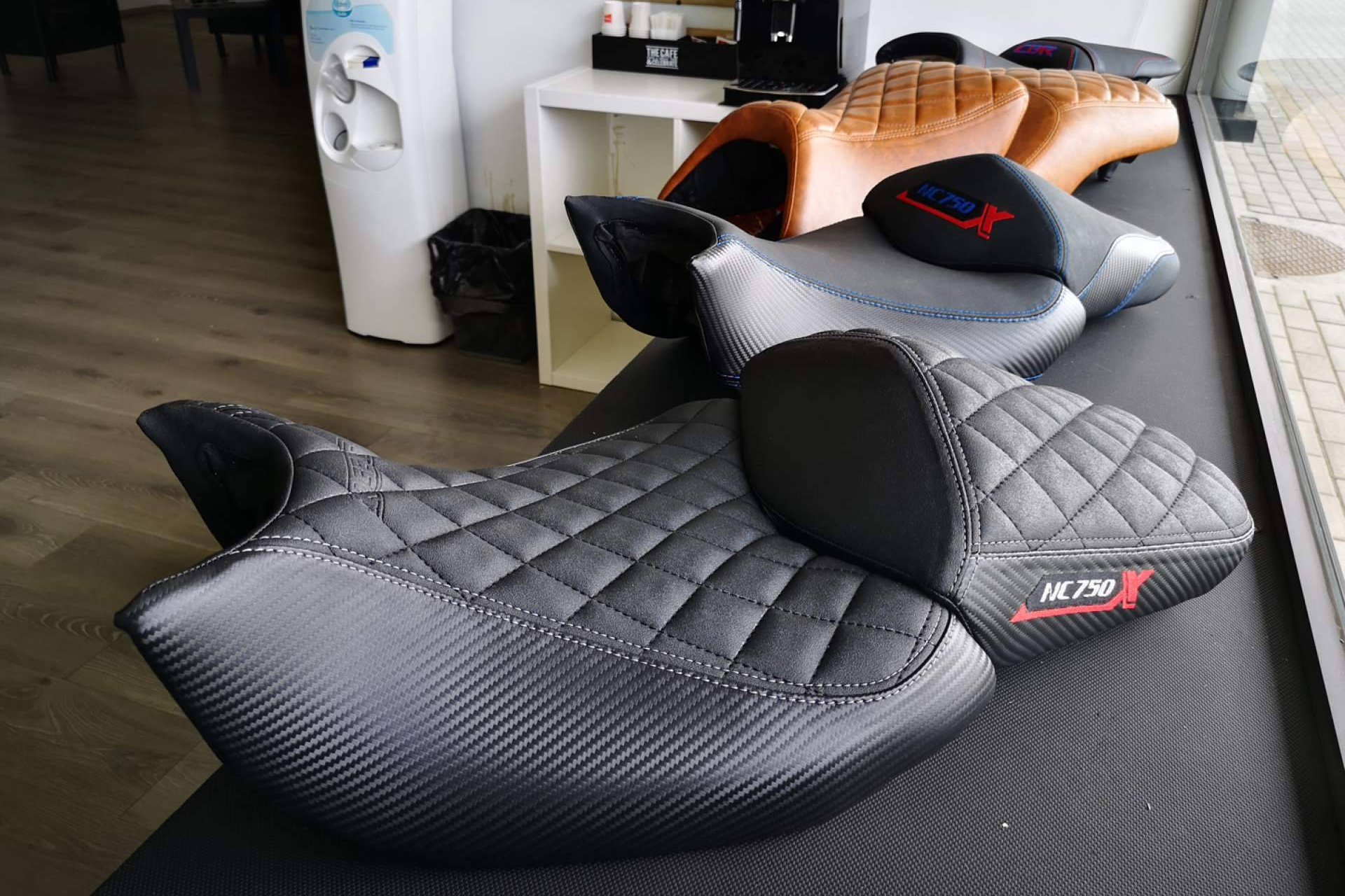 JM-FUNDAS lanza fundas de asiento para motos y quads con grip antideslizante y acabado personalizado
