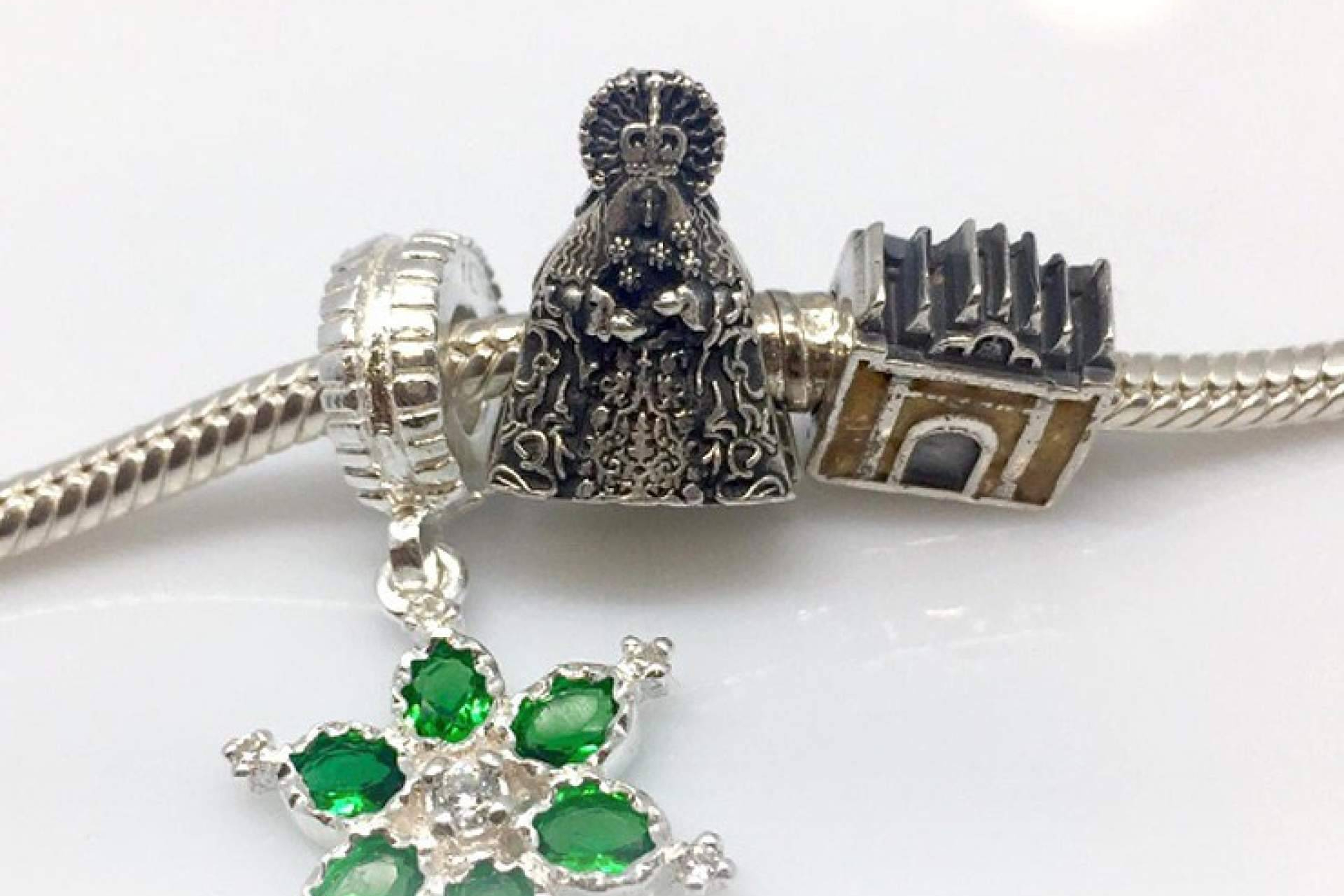Joyas con alma sevillana esta Navidad; Charms cofrades de plata para pulseras Pandora