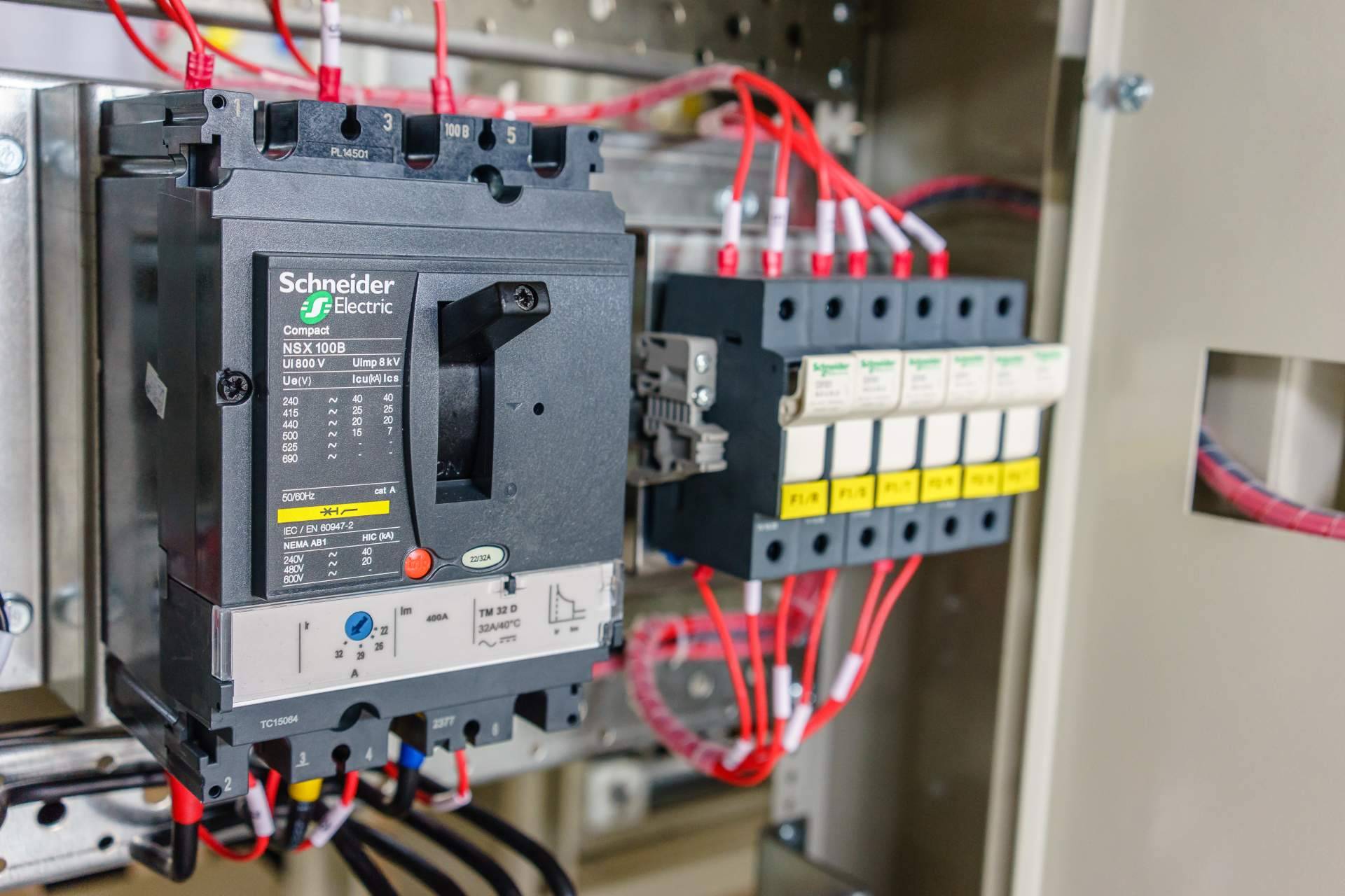 Cadenza Electric refuerza su catálogo online con más de mil soluciones Schneider Electric