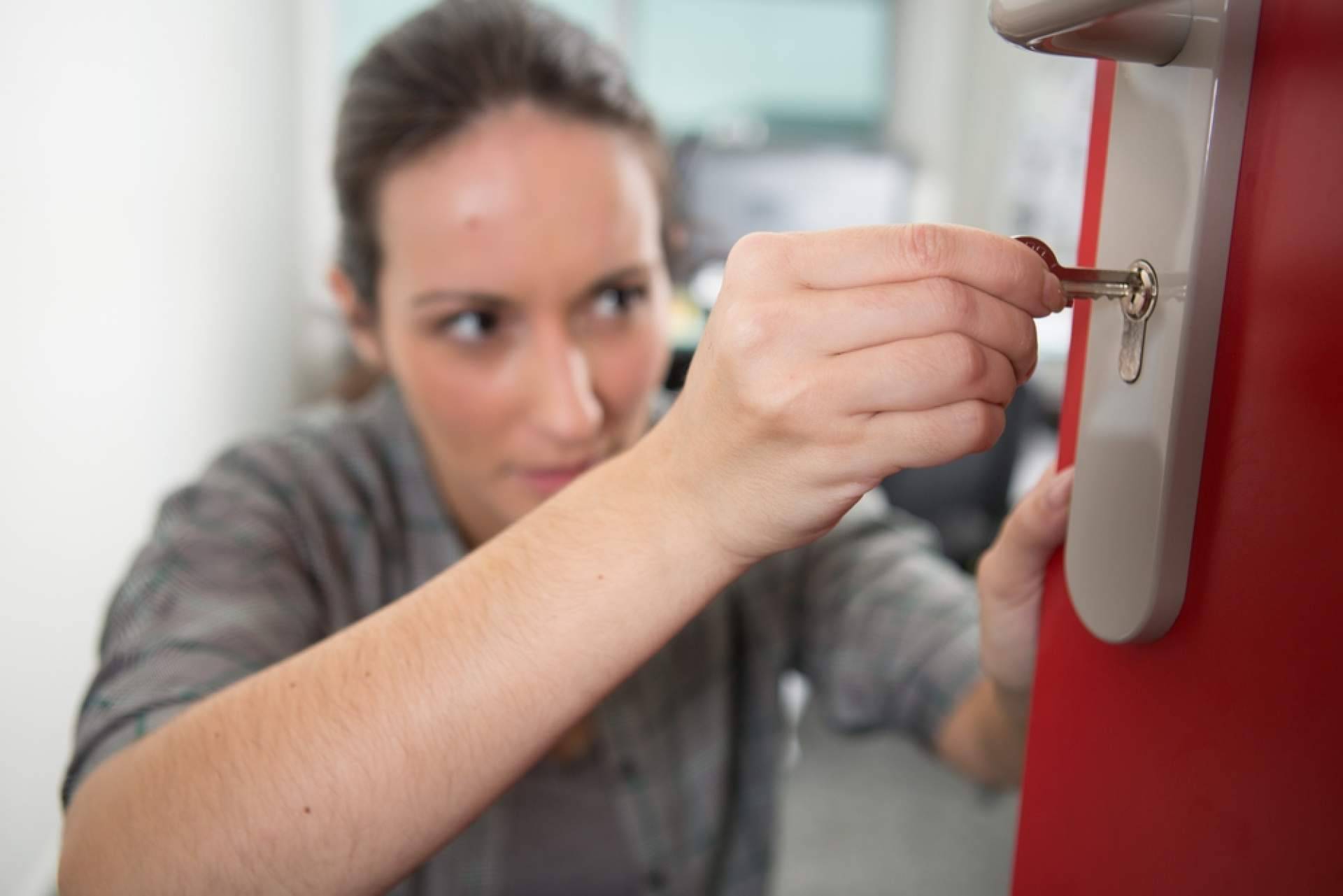 Aperturas sin daños y cambios de cerradura; Urgencias Cerrajeros opera 24 h en Madrid