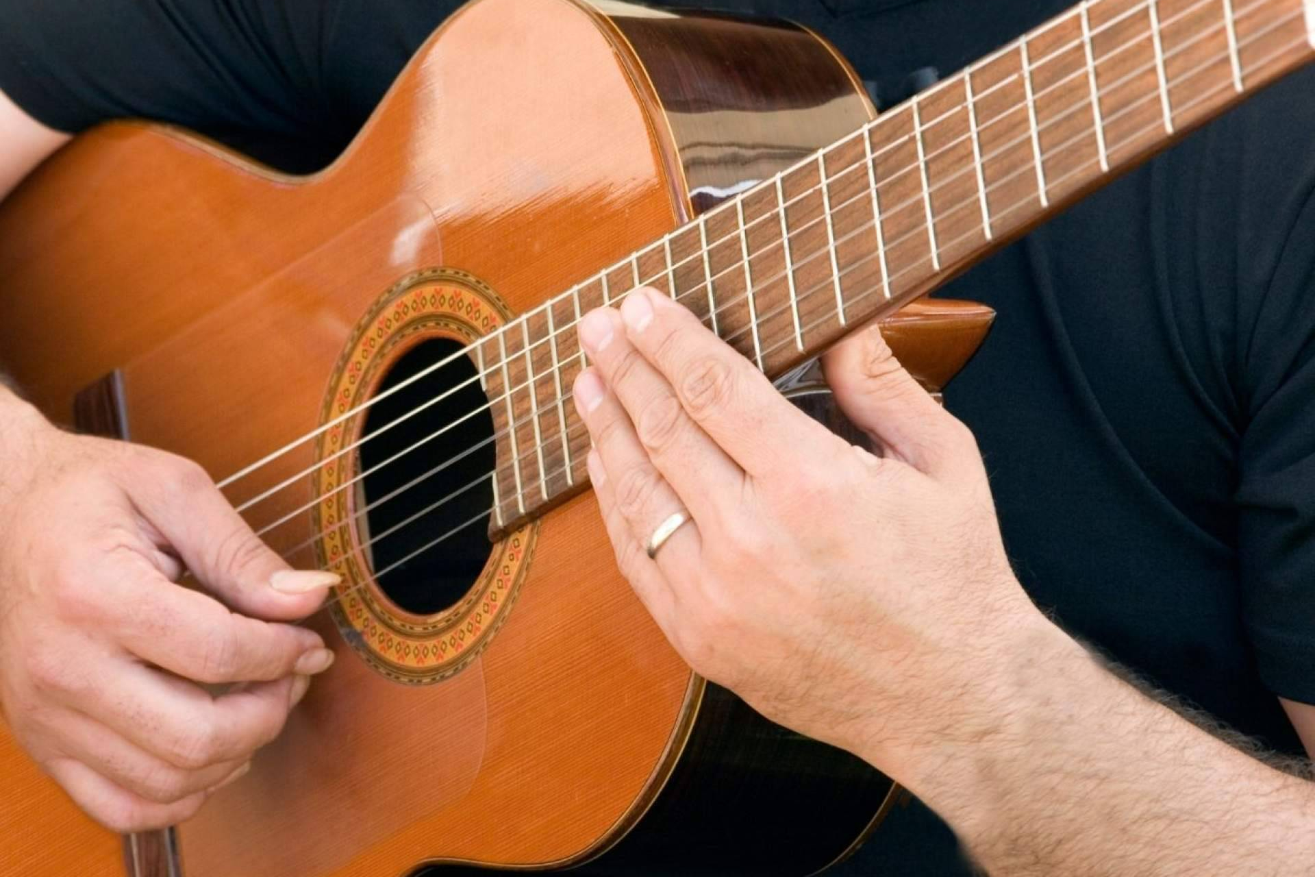 Por qué tantas personas quieren aprender guitarra flamenca… y casi nunca empiezan