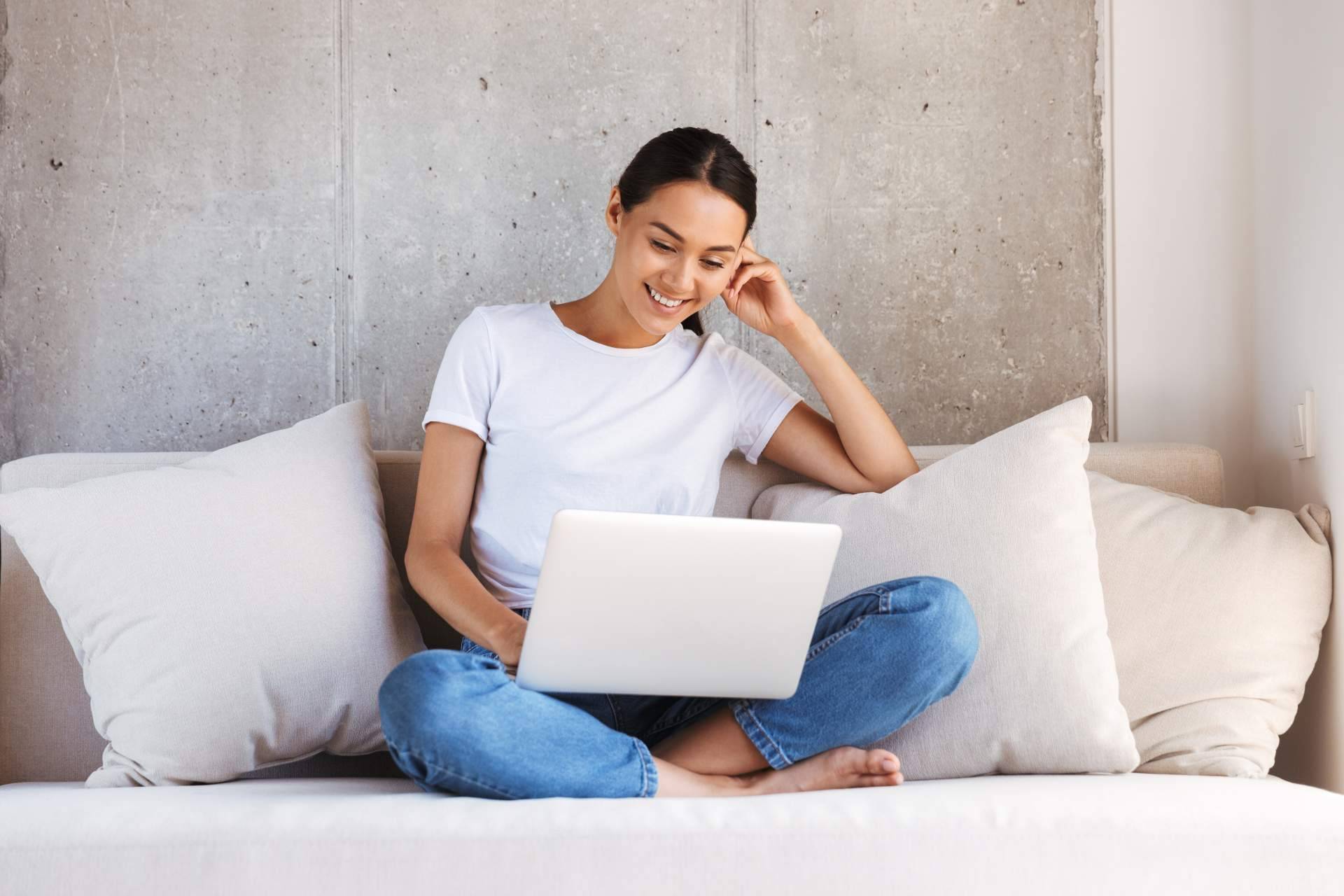 Ventajas reales de comprar sofás online; variedad, comodidad y mejores decisiones