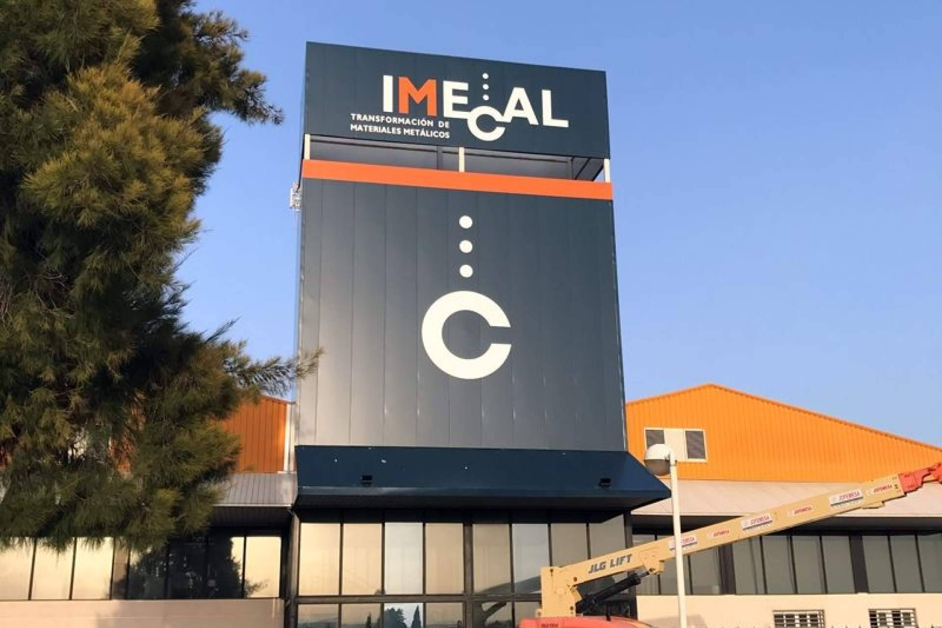 Rótulos Cecilio potencia la imagen comercial con su servicio de rotulación de fachadas