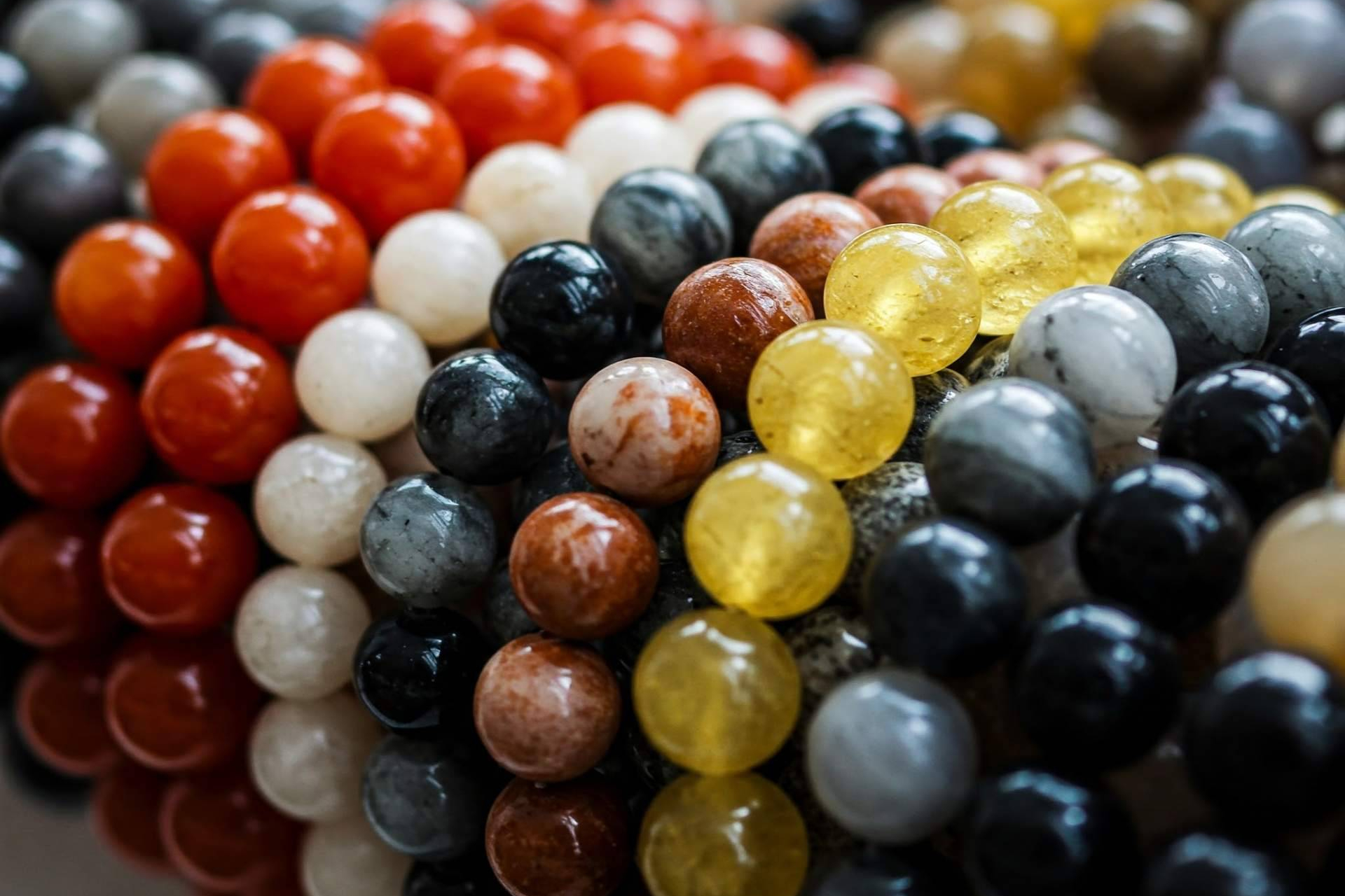Cómo reconocer una pulsera de piedra natural auténtica; guía desde el ámbito mayorista