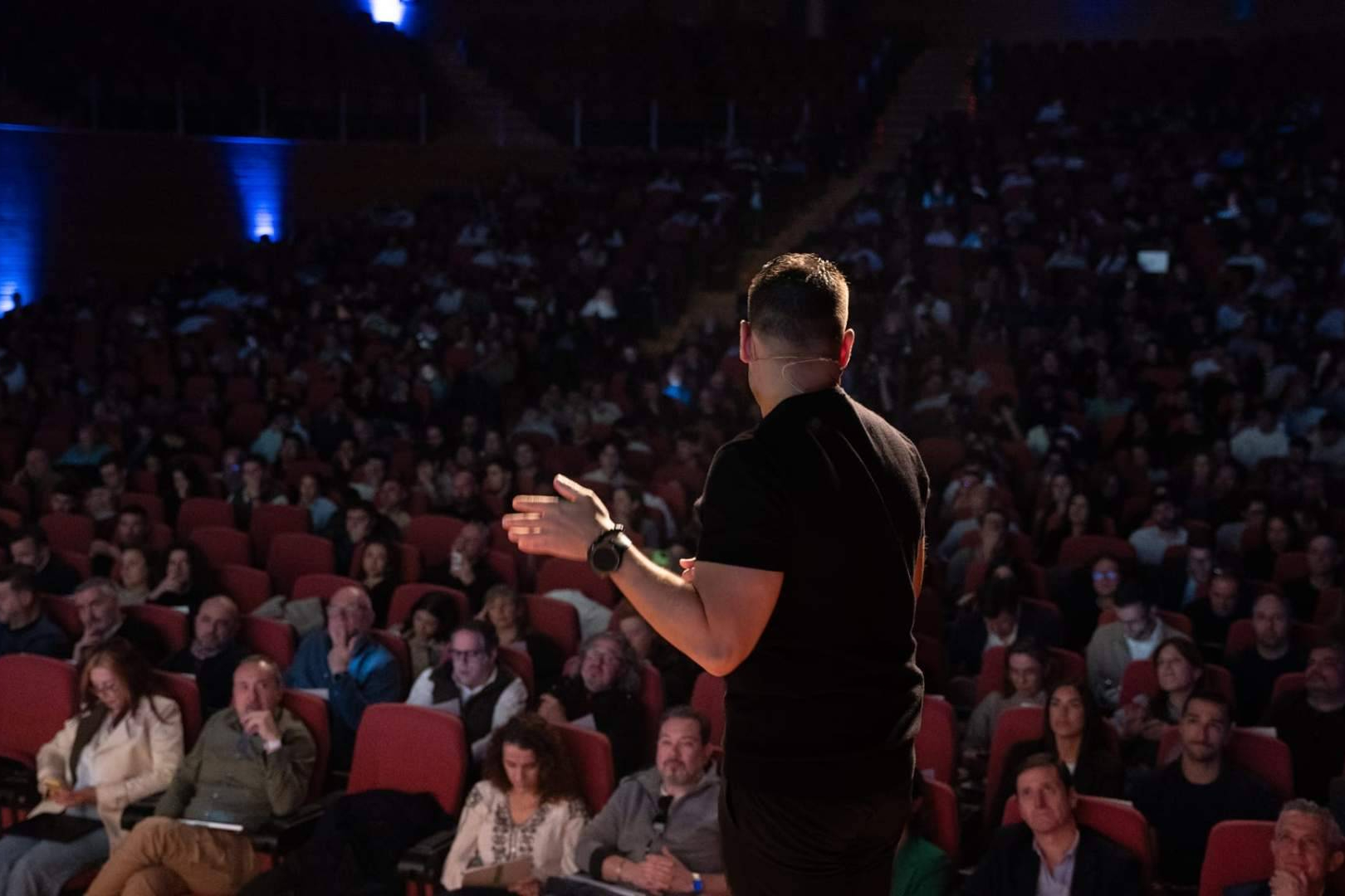 Formación en inteligencia artificial, Héctor Stezano reúne a 2.000 empresarios en Granada