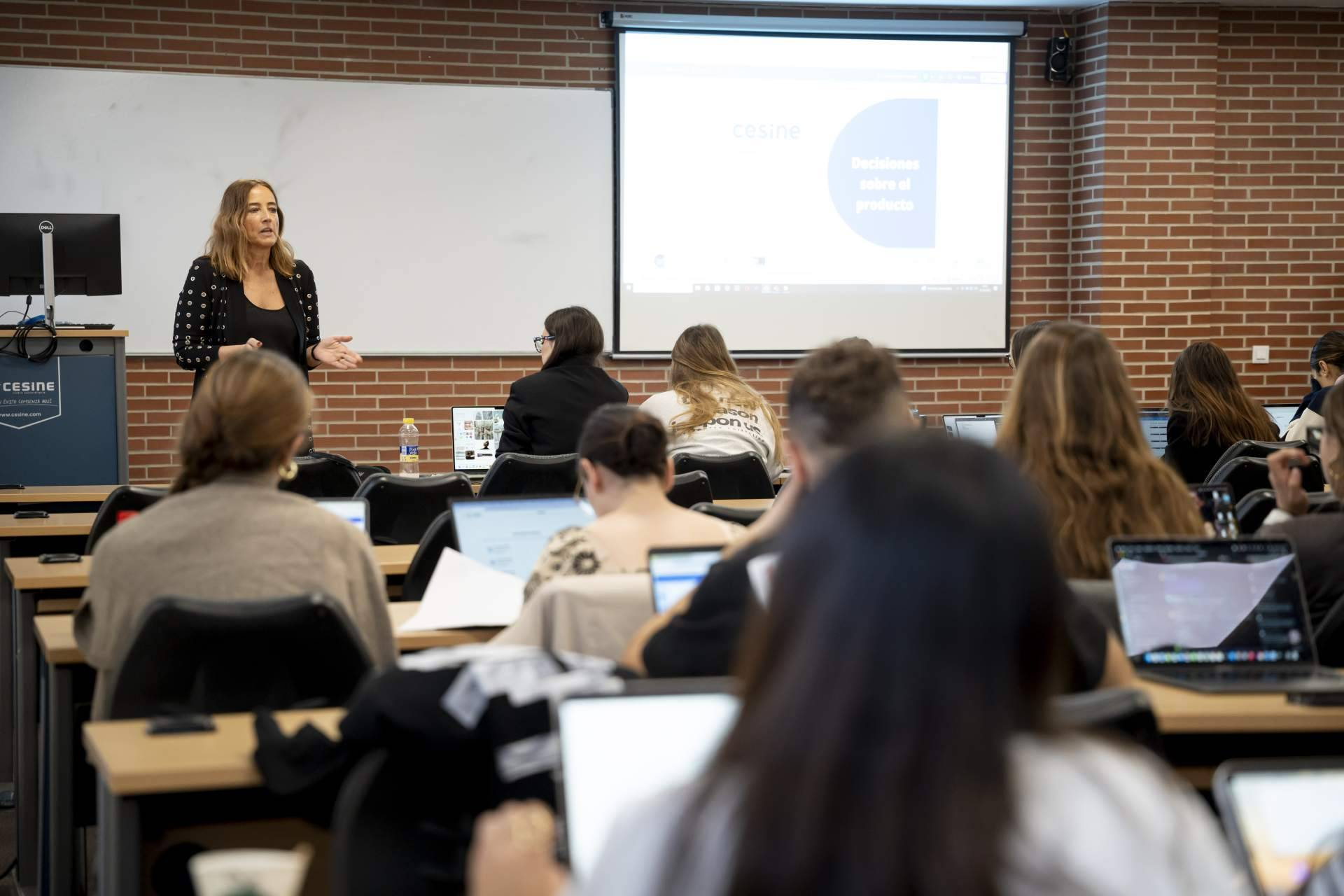Cesine prepara para los negocios internacionales con una formación conectada al mercado global