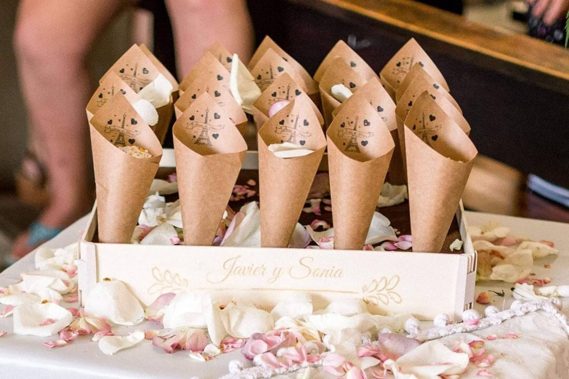 Detalles con identidad, el auge de las cajas personalizadas para bodas y comuniones