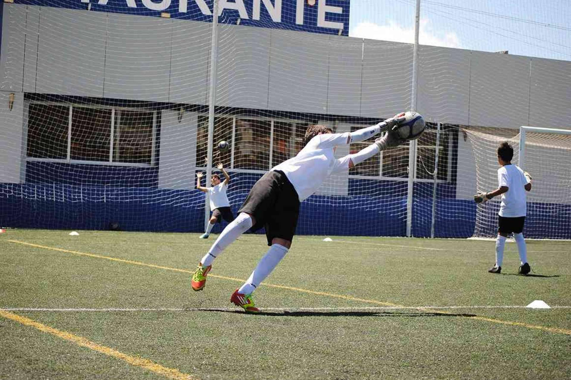 Asturias y Alicante acogen el campus de fútbol en inglés con opción de beca internacional