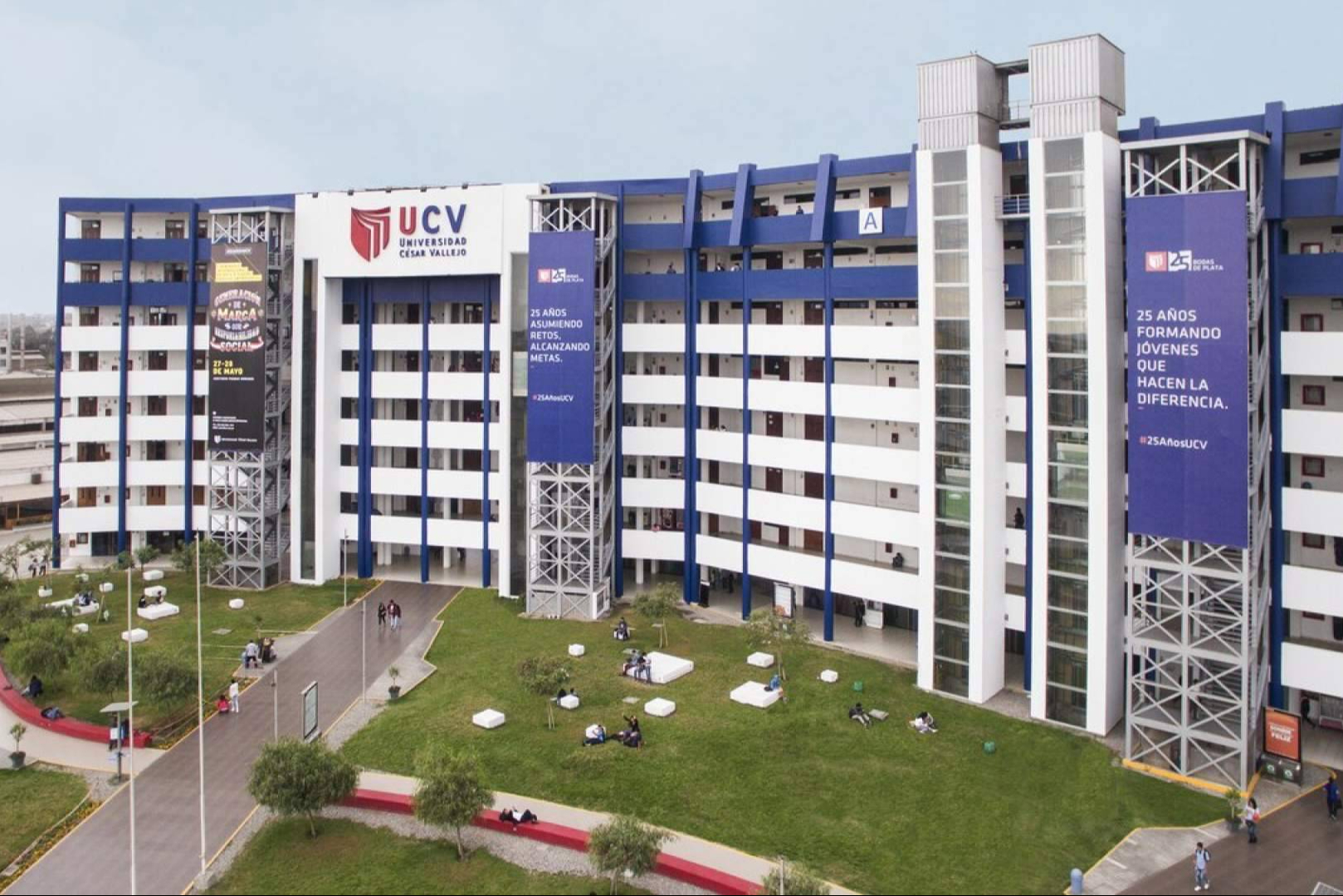 ¿Qué universidad destaca en la formación a distancia?