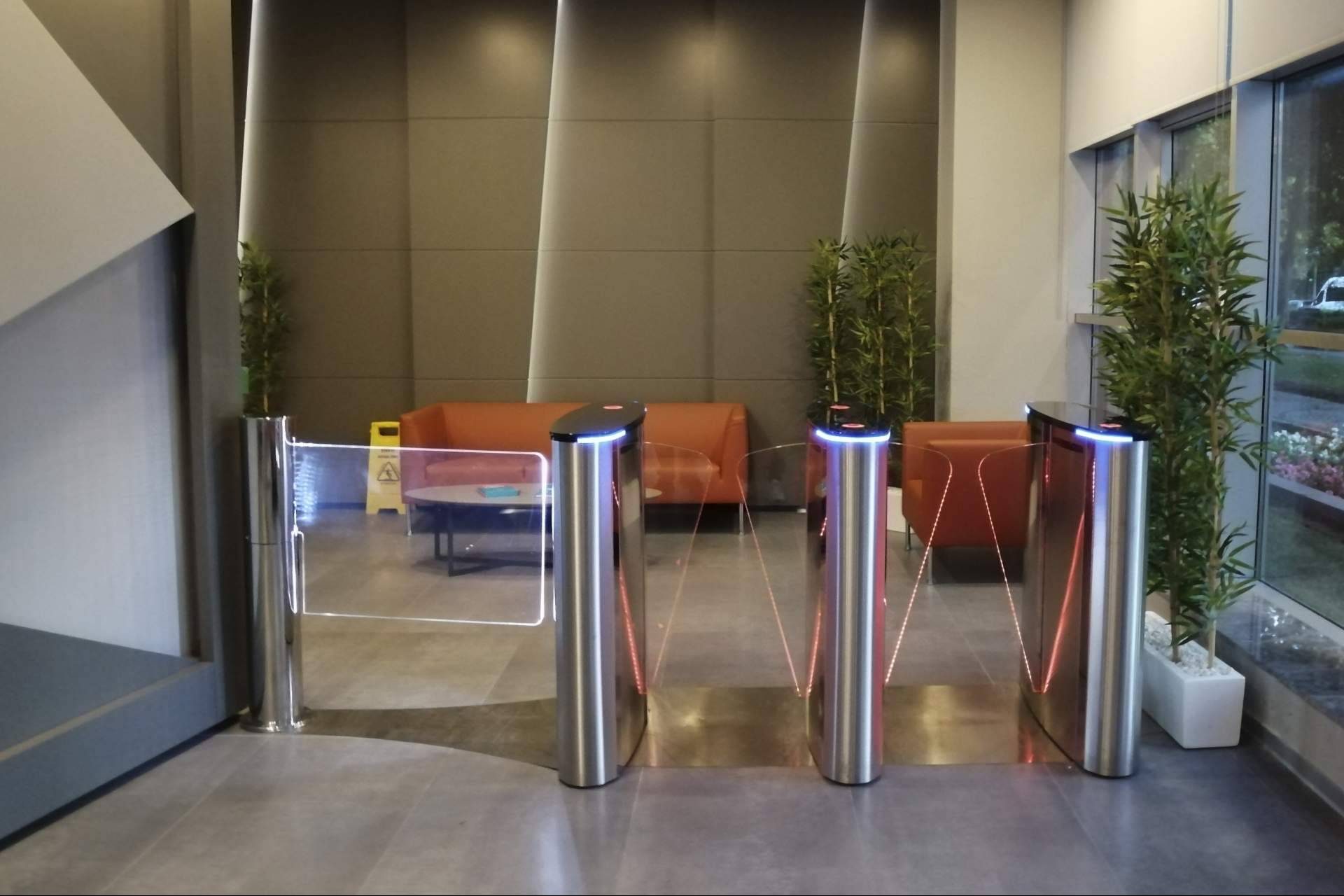 ASSA ABLOY impulsa la seguridad en edificios con sus puertas rápidas de seguridad