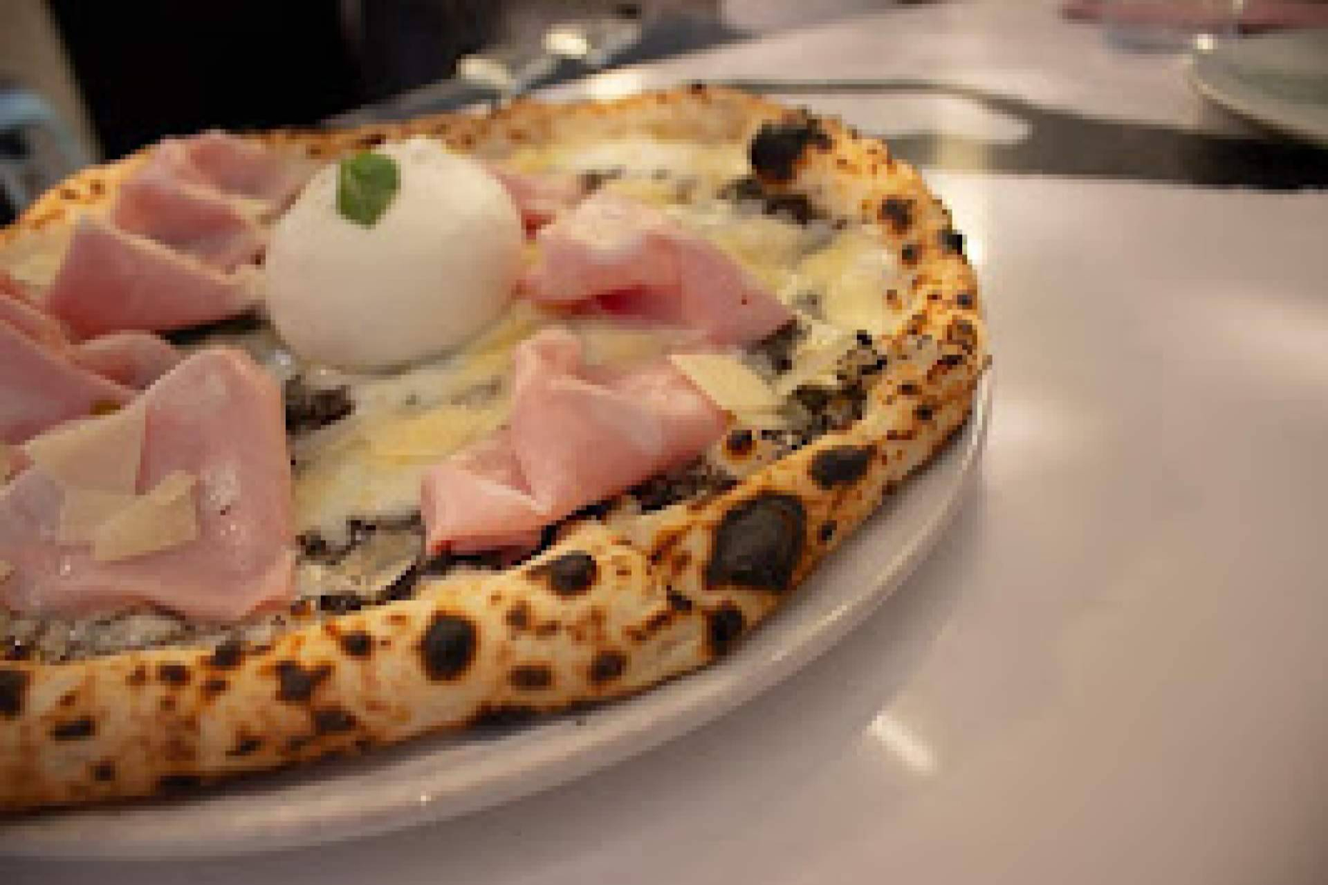 Cocktails y pizza en La Latina; la experiencia italiana que propone Rifugio en Madrid