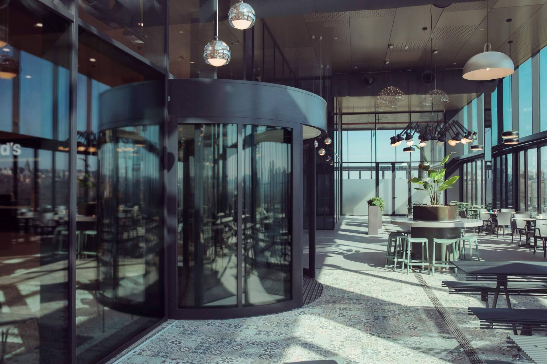 ASSA ABLOY destaca su catálogo de puertas giratorias para mejorar acceso, diseño y eficiencia en los edificios