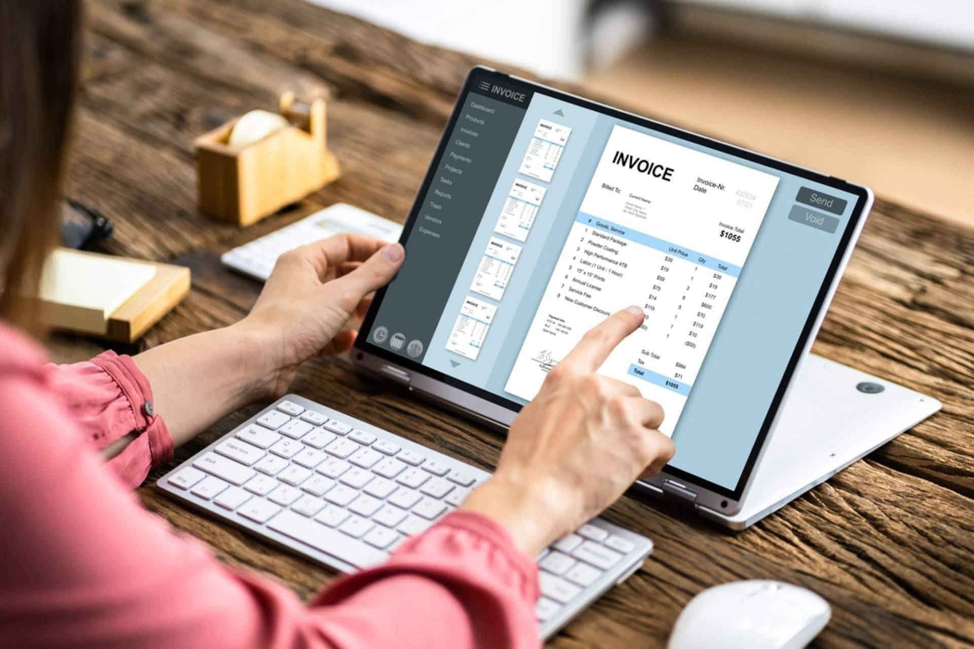CRM Marca Blanca en español para revender bajo marca propia con VeriFactu + control horario