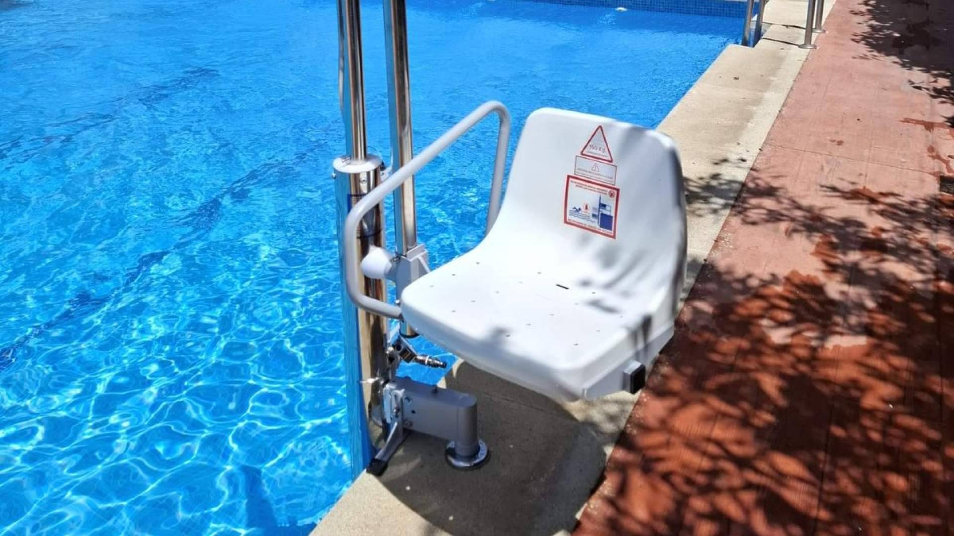 Grúas de piscina en Madrid, una solución clave ante la falta de accesibilidad en verano