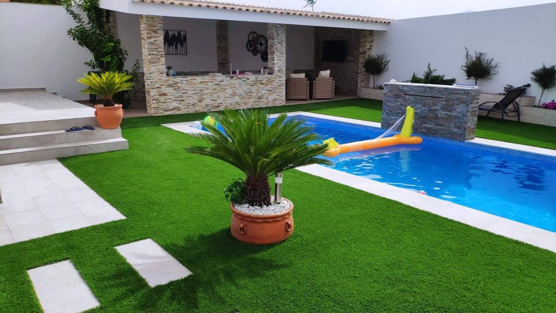 El césped artificial de Albergrass resuelve las exigencias de seguridad y confort en los entornos de las piscinas modernas