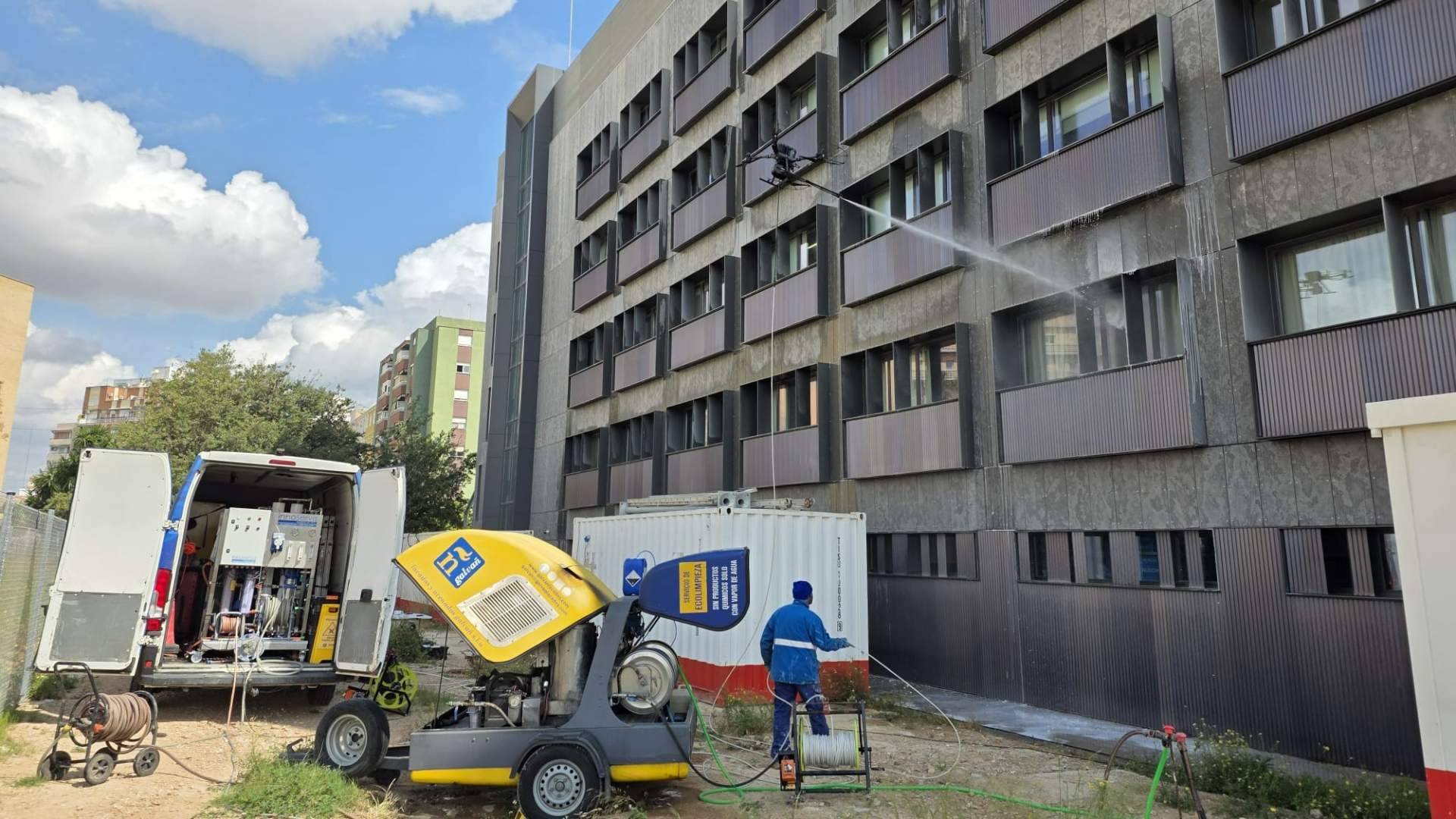 Galvañ Holding apuesta por la limpieza de fachadas con drones para reforzar la seguridad laboral