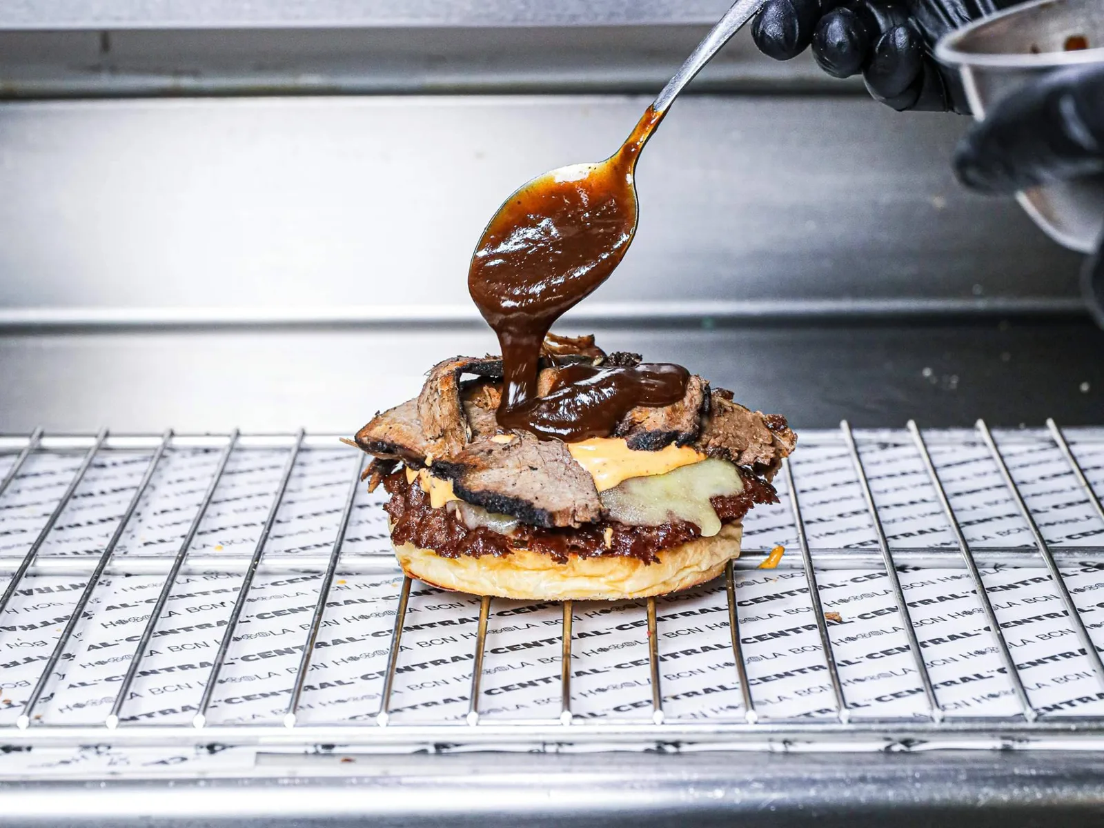 Dónde comer hamburguesa en Barcelona este verano; La Central presenta La Smokey en Vía Laietana 45